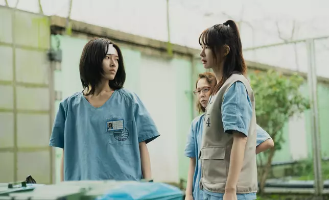 何曼希（左)雖是新人在《陽光女子合唱團》表現亮眼。