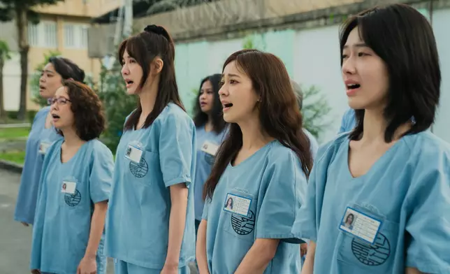 安心亞在片中與女星們演出革命情感。