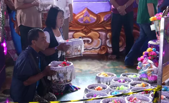 不少本地善信都來參拜。