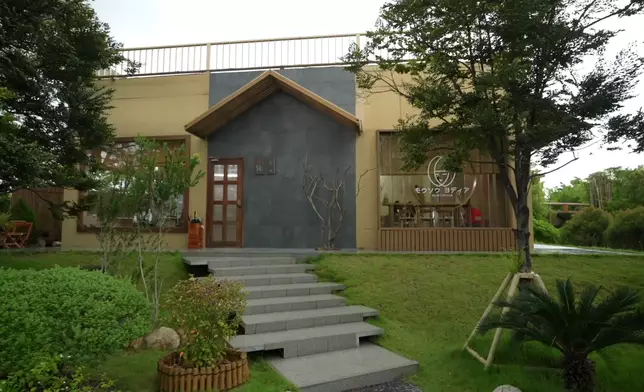 咖啡店內外都洋溢異國風情。