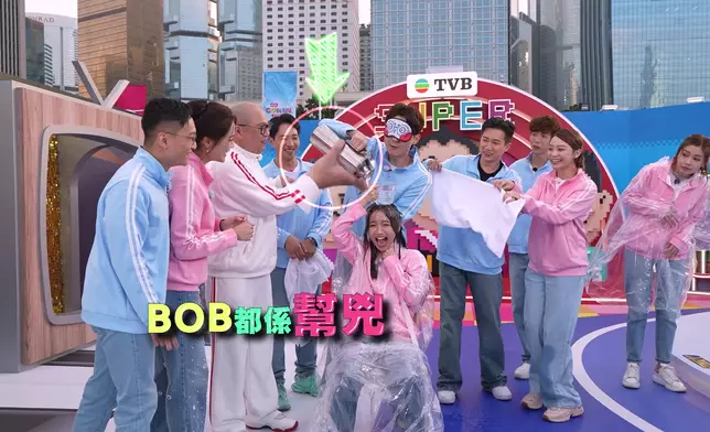 玩「520倒倒水」時，Kris選擇超大水壺，淋到Yuki濕晒！