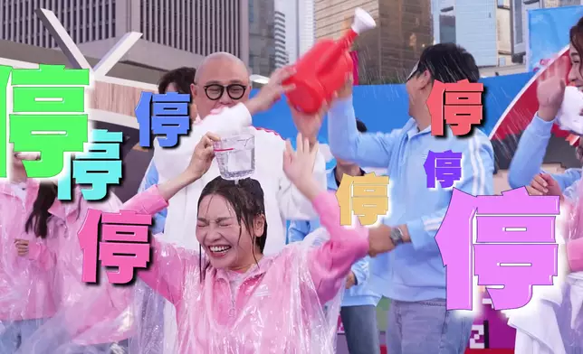 Matthew淋到Carman變「落湯雞」，而明顯Carman係盡量忍住道氣。