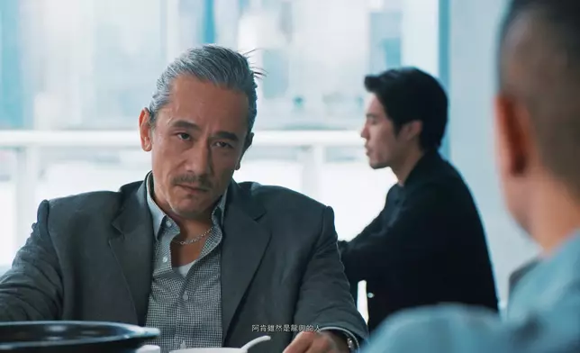 吳嘉龍劇內All back+鬍鬚造型「型佬」味十足。