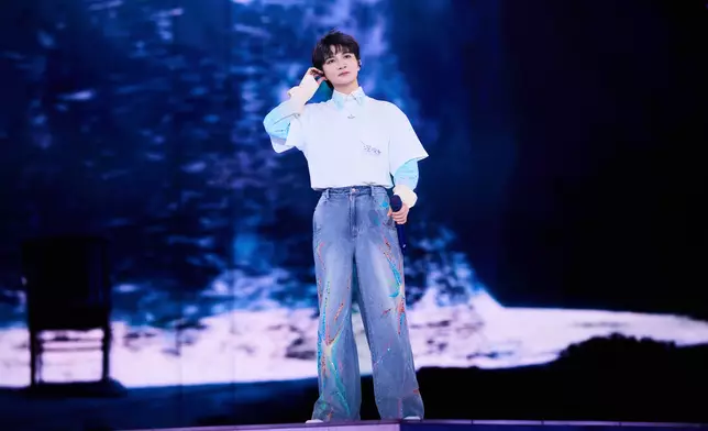 內地歌手周深一連兩場《「深深的」巡迴演唱會》香港跨年紀念場，於啟德體育園圓滿落幕。