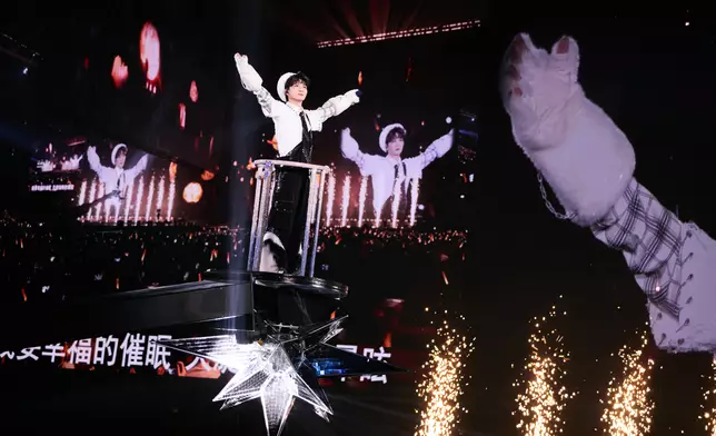 作為首位在該主場館開唱的內地歌手，周深榮膺「啟德倒數第一人」，與現場觀眾及線上逾八百萬粉絲同步倒數迎新年，並獻唱《財神到》送上祝福。