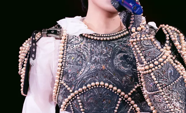 為回饋香港歌迷，周深苦練廣東話，獻唱《敢愛敢做》、《海闊天空》等經典串燒，掀起全場萬人大合唱。