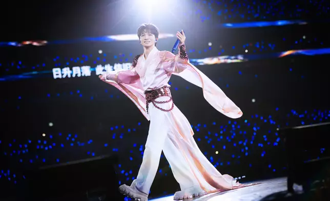 周深受訪時難掩興奮，感謝成龍、劉德華等本地巨星送上花籃支持，並笑言終可解放品嚐雲吞麵、菠蘿包等地道美食。