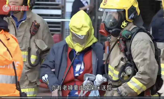 石硤尾邨美如樓火警，有傷者獲救時需要戴氧氣罩。有線新聞截圖