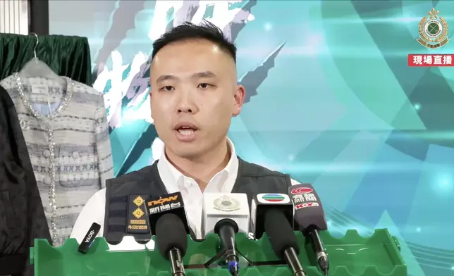 海關採取特別執法行動打擊售賣冒牌名牌時裝物品，檢獲1000件冒牌物品，市值 730 萬元，拘2人。海關fb視頻截圖