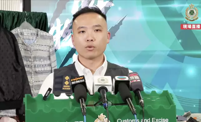 海關採取特別執法行動打擊售賣冒牌名牌時裝物品，檢獲1000件冒牌物品，市值 730 萬元，拘2人。海關fb視頻截圖