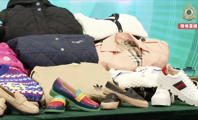 海關採取特別執法行動打擊售賣冒牌名牌時裝物品，檢獲1000件冒牌物品，市值 730 萬元，拘2人。海關fb視頻截圖