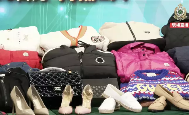 海關採取特別執法行動打擊售賣冒牌名牌時裝物品，檢獲1000件冒牌物品，市值 730 萬元，拘2人。海關fb視頻截圖