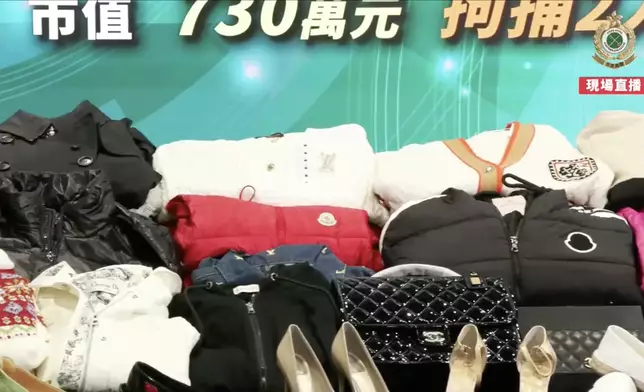 海關採取特別執法行動打擊售賣冒牌名牌時裝物品，檢獲1000件冒牌物品，市值 730 萬元，拘2人。海關fb視頻截圖