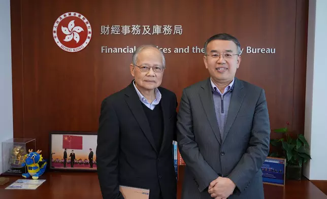 財經事務及庫務局長許正宇(右)及《巴士的報》副社長黎廷瑤(左) (巴士的報攝)