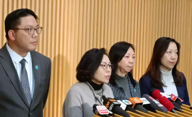 民政及青年事務局局長麥美娟、民青局常任秘書長林雪麗、民青局副局長梁宏正及民政事務總署署長杜潔麗，就大埔宏福苑管理事宜會見傳媒。巴士的報記者攝