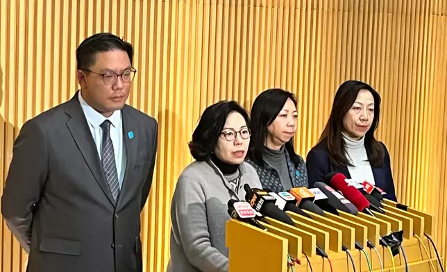 民政及青年事務局局長麥美娟、民青局常任秘書長林雪麗、民青局副局長梁宏正及民政事務總署署長杜潔麗，就大埔宏福苑管理事宜會見傳媒。巴士的報記者攝