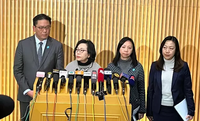 民政及青年事務局局長麥美娟、民青局常任秘書長林雪麗、民青局副局長梁宏正及民政事務總署署長杜潔麗，就大埔宏福苑管理事宜會見傳媒。巴士的報記者攝