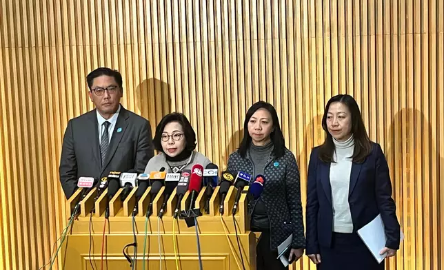 民政及青年事務局局長麥美娟、民青局常任秘書長林雪麗、民青局副局長梁宏正及民政事務總署署長杜潔麗，就大埔宏福苑管理事宜會見傳媒。巴士的報記者攝