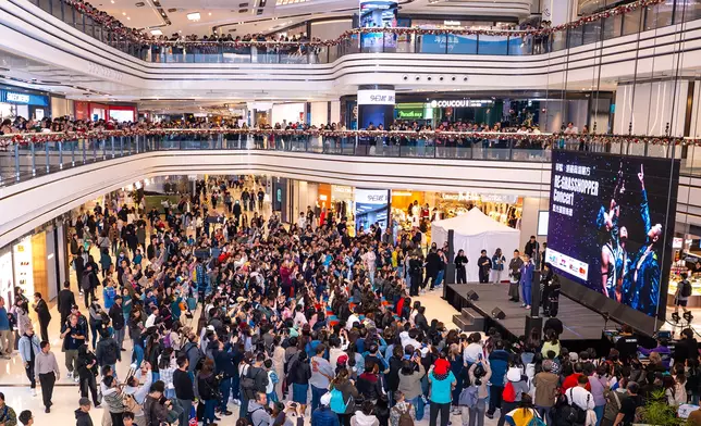 商場三層擠滿近千Fans！