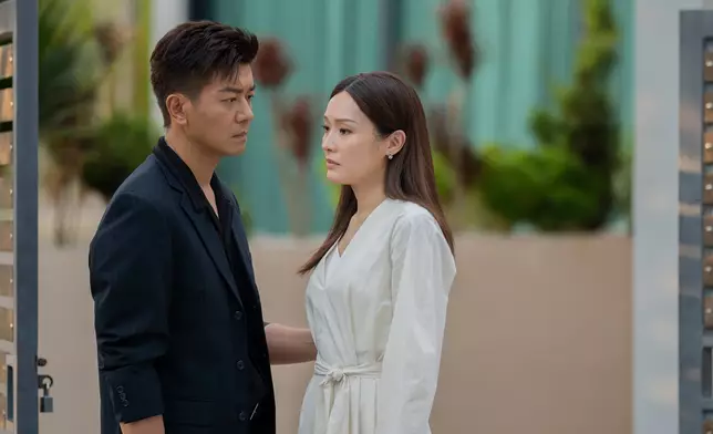 黎諾懿、李佳芯飾演黑幫人物，江湖味十足，一洗7年前《BB來了》的新手爸媽形象。