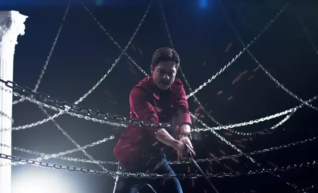 點解一個現代警察，會成日揸住把刀或者劍架呢？