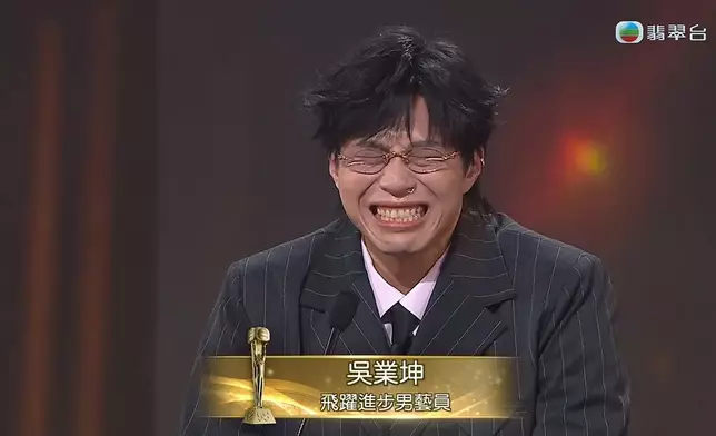 《萬千星輝頒獎典禮2025》「三大圖文王」第二名吳業坤「奪男飛躍開心玩趣怪樣」。