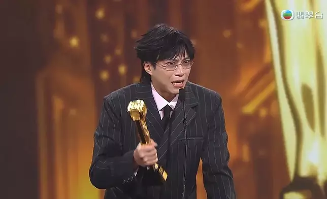 《萬千星輝頒獎典禮2025》「三大圖文王」第二名吳業坤「奪男飛躍開心玩趣怪樣」。