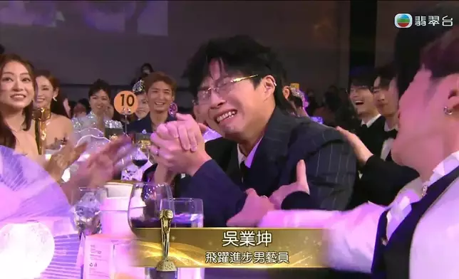《萬千星輝頒獎典禮2025》「三大圖文王」第二名吳業坤「奪男飛躍開心玩趣怪樣」。