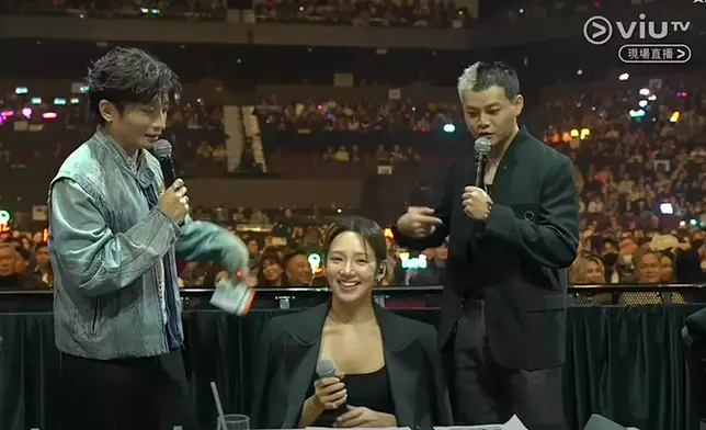 保錡以略帶生硬的英文向孝淵發問：「What do you think they…eh… sing OK or dance OK？」