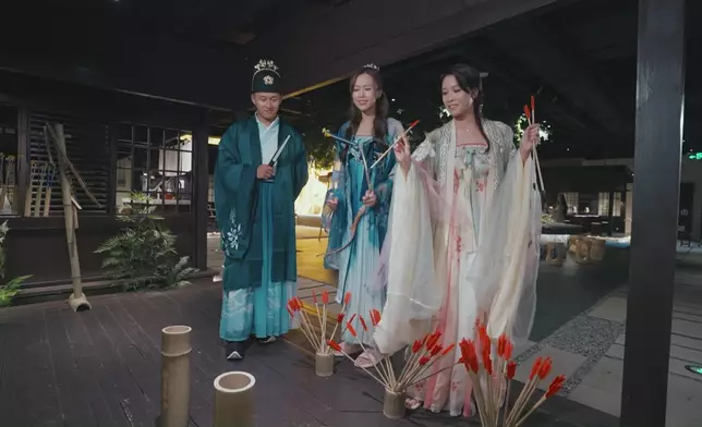 兩位姐姐似乎好適應「宋朝」嘅生活。