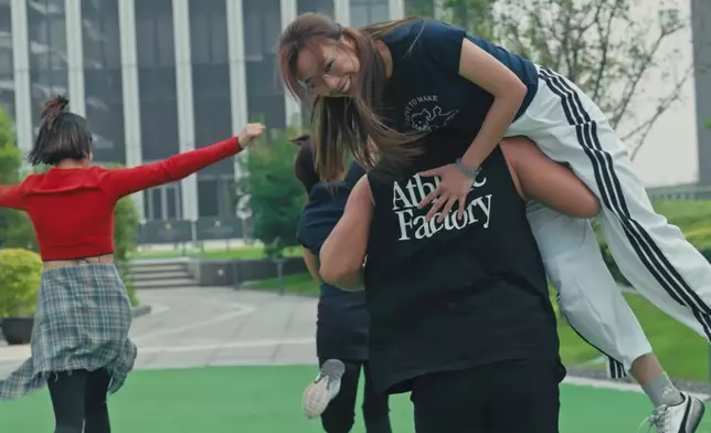 何沛珈咩事畀人成個抬起？