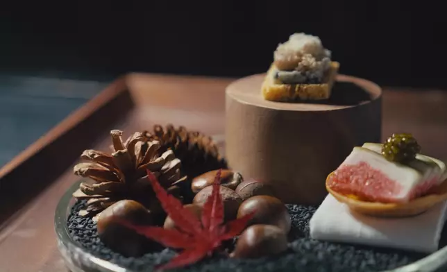 呢間好難Book枱嘅Fine Dining食到兩位姐姐進入忘我狀態。