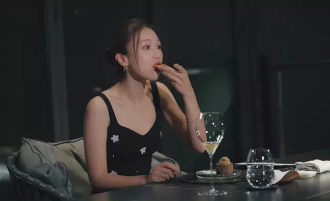 呢間好難Book枱嘅Fine Dining食到兩位姐姐進入忘我狀態。