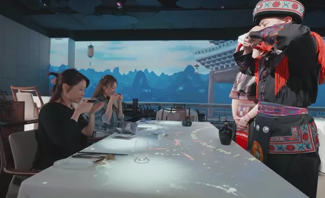 呢餐飯有得食有表演睇之餘，仲可以感受內地七省嘅文化。