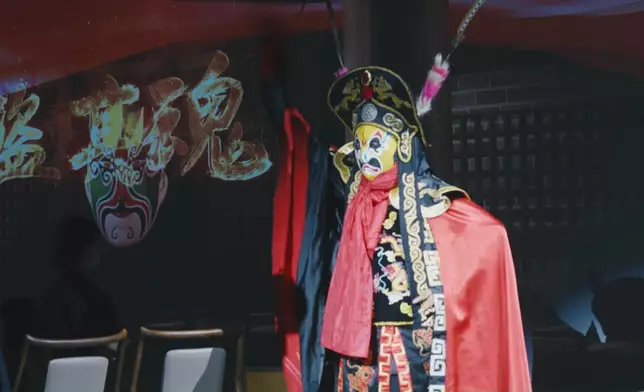 呢餐飯有得食有表演睇之餘，仲可以感受內地七省嘅文化。