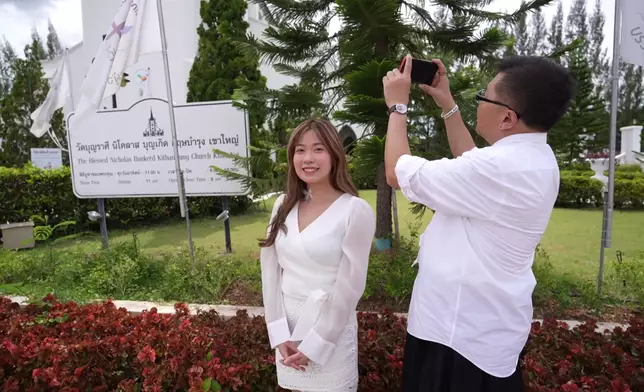 波波因衣著問題被禁止進入教堂。