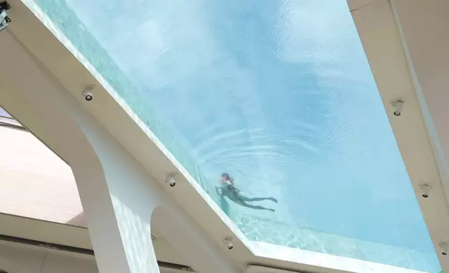 玻璃底的泳池設計。