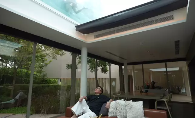 Roger坐在大堂可一覽無遺波波的泳姿。