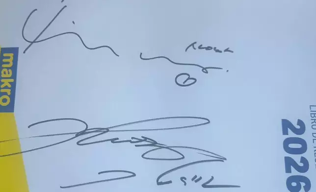 金宇彬與申敏兒在碟上留下簽名。網上圖片