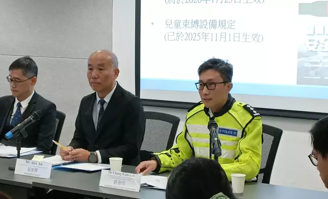 運輸署與警方就即將生效的安全帶及駕駛時使用流動電訊裝置新規定舉行傳媒簡介會。巴士的報記者攝