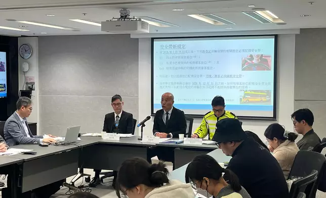 運輸署與警方就即將生效的安全帶及駕駛時使用流動電訊裝置新規定舉行傳媒簡介會。巴士的報記者攝