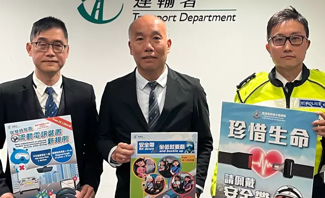 運輸署與警方就即將生效的安全帶及駕駛時使用流動電訊裝置新規定舉行傳媒簡介會。巴士的報記者攝
