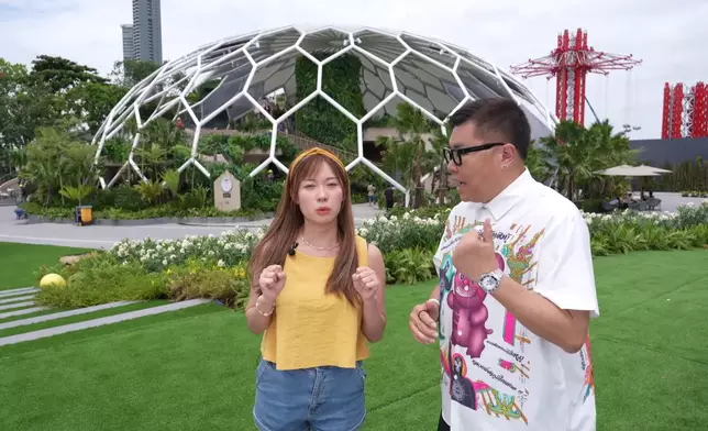 二人剛踏入恐龍樂園，便被眼前的長頸龍吸引。