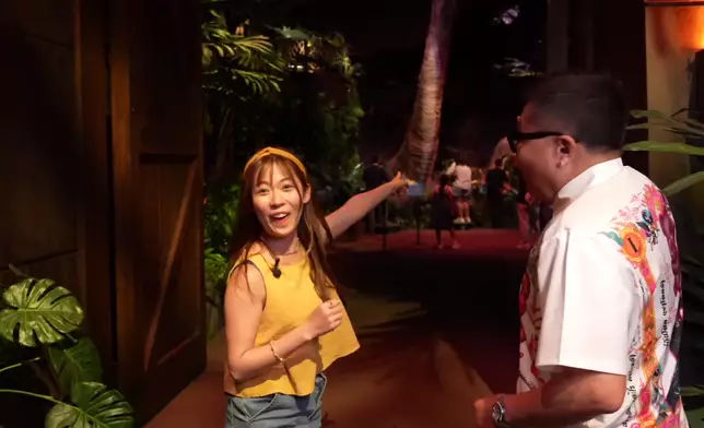 二人剛踏入恐龍樂園，便被眼前的長頸龍吸引。