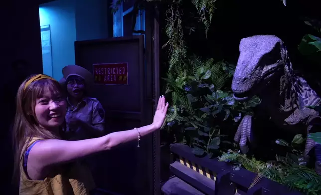 波波跟「鬼鬼祟祟」的速龍以手勢溝通。