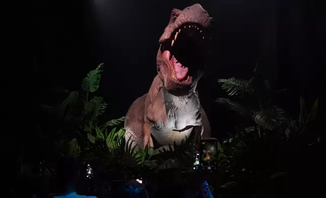 「專追細蚊仔咬」的暴龍壓軸登場。