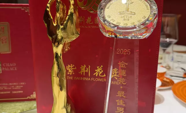 二人日前與劇組共進晚餐，慶祝雙喜臨門。