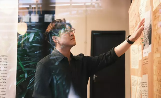 細心欣賞餘樂故事展覽。