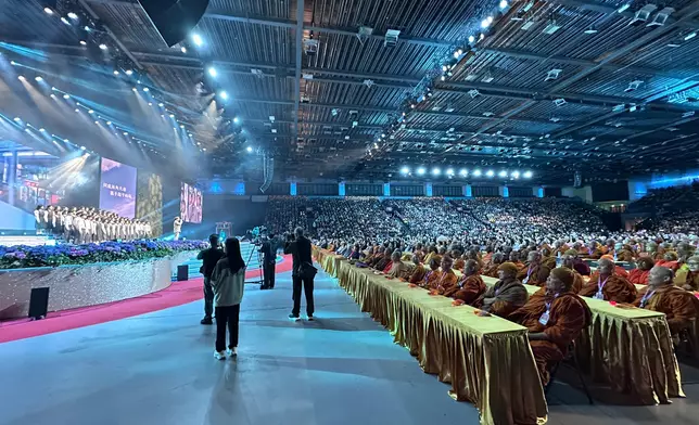 近日Ramon應邀出席音樂會為來自世界各地上千佛教高僧獻唱。