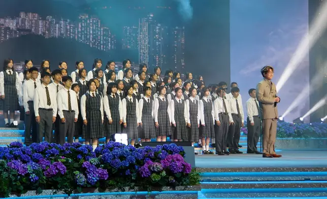 Ramon打頭陣與中學生合唱團獻唱《獅子山下》。